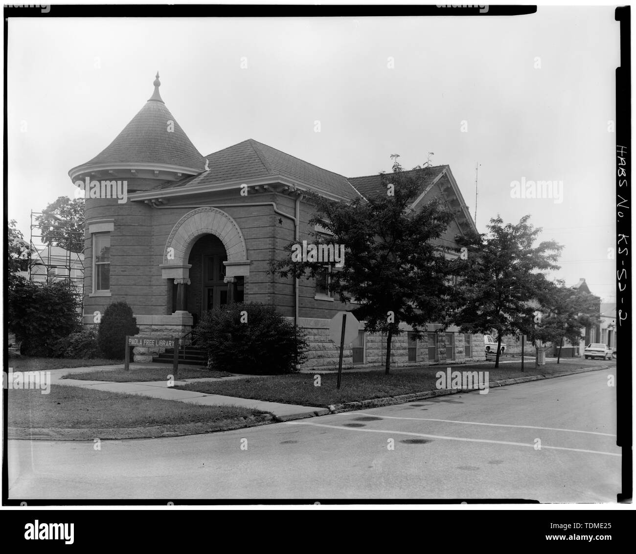 Perspektivische Ansicht, NORD und WEST SIDE EINSCHLIESSLICH ALLGEMEINE ANSICHT DER LANDSCHAFT - Paola freie Bibliothek, 101 East Peoria Street, Paola, Miami County, KS; Washburn, George Putnam; Fordyce Brüder; Sponable, John W; Smith, Martha; Koupal, Howard, Feld Mannschaft; Collins, Dan, Fotograf; Gardiner, Allen, Historiker Stockfoto