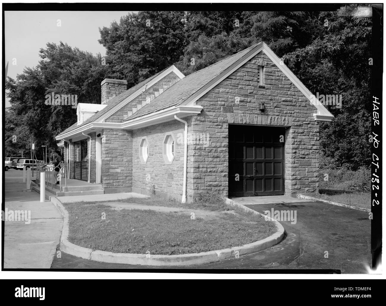 PERSPETIVE Blick Richtung Süden. - Merritt Parkway, Greenwich (Southbound) Service Station, an der Nordseite von Merritt Parkway, Greenwich, Fairfield County, CT Stockfoto