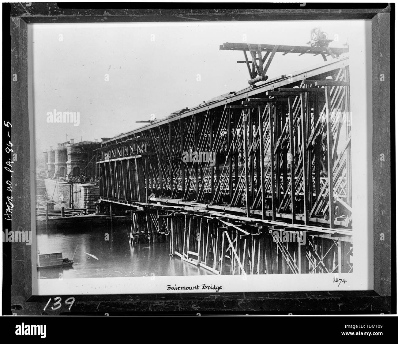 Fotokopie des 1874 ALLGEMEINE ANSICHT DER BRÜCKE IM BAU - Callowhill Street Bridge, Schuylkill River im Frühling Garten und Callowhill Straßen, Philadelphia, Philadelphia County, PA Stockfoto