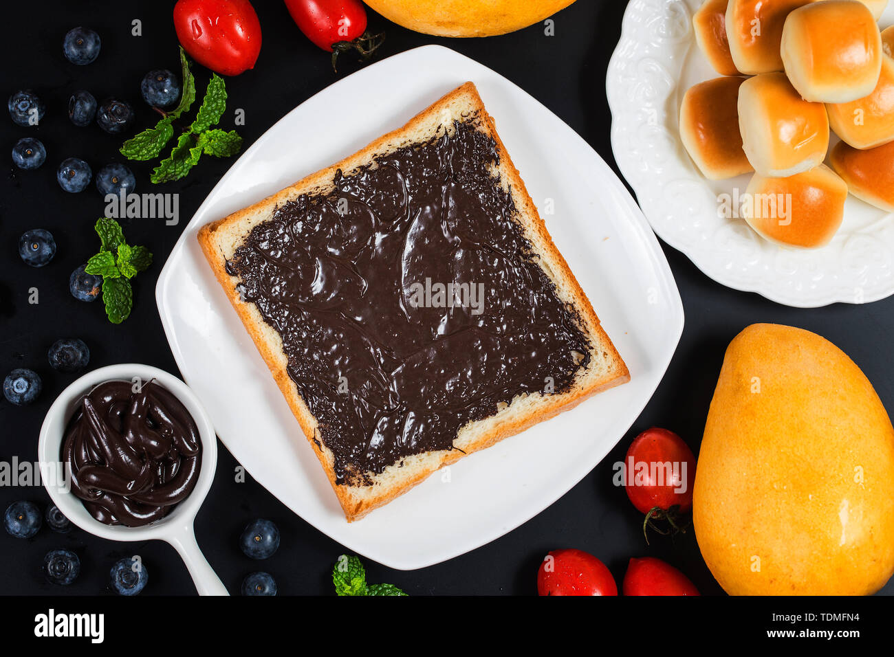 Obst und Brot, herzhaftes Frühstück, Schokoladensauce Brot Stockfoto