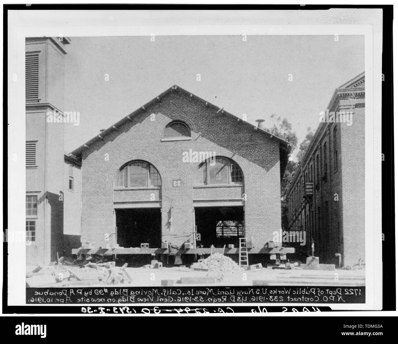 Fotokopie des Foto, Gebäude 99 AM STANDORT SÜDLICH VON 99 A VOR DER EINSTELLUNG AUF GRUNDLAGE. Datum - 10. APRIL 1916. Fotograf unbekannt. Dieses BILD IST EINE VERGRÖSSERUNG VON EINEM 4'x5' negativ. - Mare Island Naval Shipyard, Firehouse, Vallejo, Solano County, CA Stockfoto