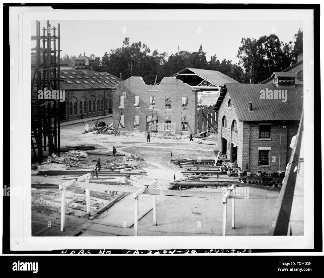 Fotokopie des Foto, PROZESS DER VERLAGERUNG VON Gebäude 99. Datum - 1916. Fotograf unbekannt. Dieses BILD IST EINE VERGRÖSSERUNG VON EINEM 4'x5' negativ. - Mare Island Naval Shipyard, Firehouse, Vallejo, Solano County, CA Stockfoto