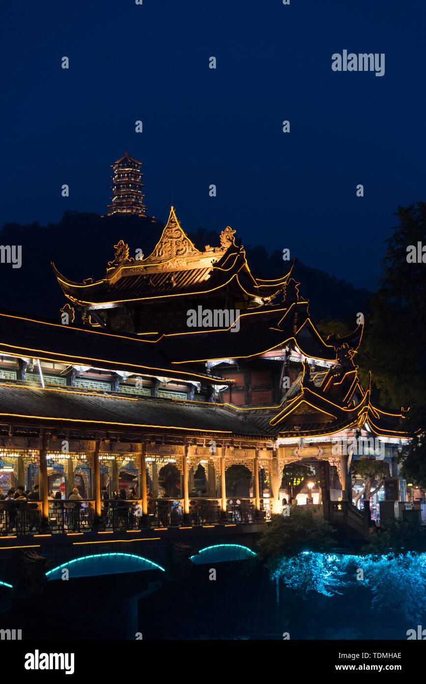 Nacht fotografie Dujiangyan Irrigation System Bridge, Provinz Sichuan, Volksrepublik China. Stockfoto