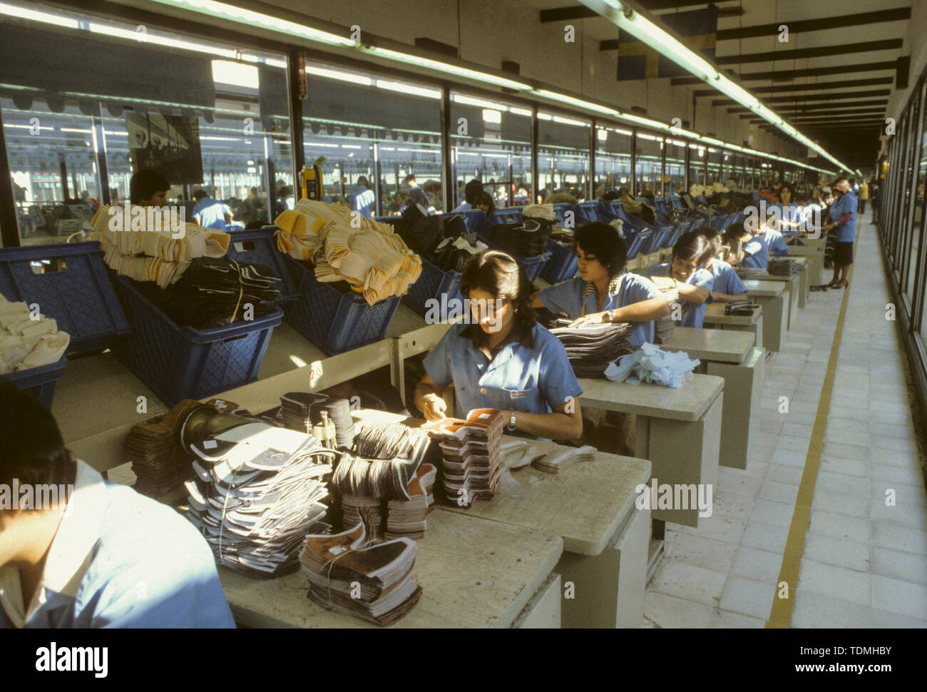 Frauen in der Schuhfabrik in einer langen Linie Stockfoto