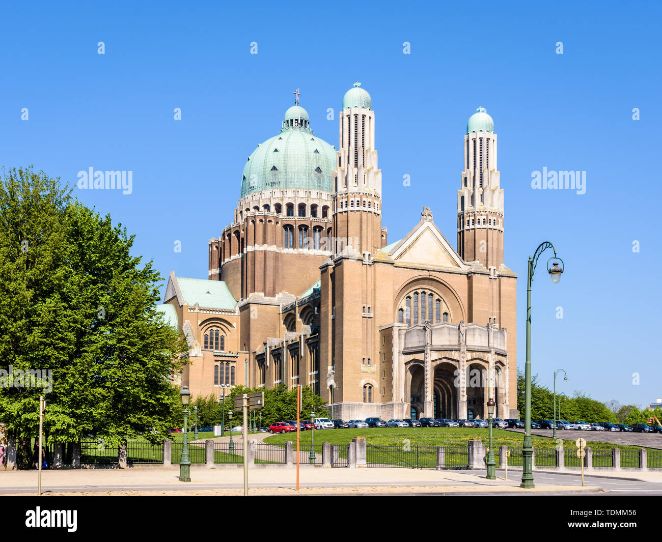 Drei Viertel Vorderansicht der Nationale Basilika des Heiligen Herzen, in den Elisabeth Park in Koekelberg entfernt, Region Brüssel-Hauptstadt, Belgien. Stockfoto