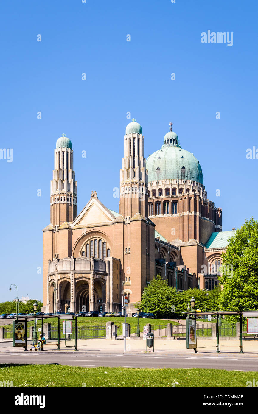 Drei Viertel Vorderansicht der Nationale Basilika des Heiligen Herzen, in den Elisabeth Park in Koekelberg entfernt, Region Brüssel-Hauptstadt, Belgien. Stockfoto