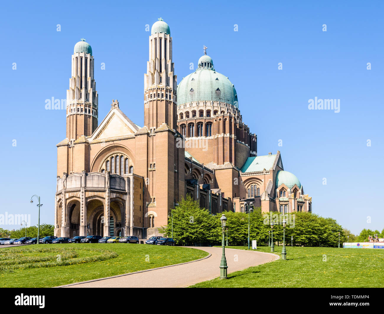 Drei Viertel Vorderansicht der Nationale Basilika des Heiligen Herzen, in den Elisabeth Park in Koekelberg entfernt, Region Brüssel-Hauptstadt, Belgien. Stockfoto