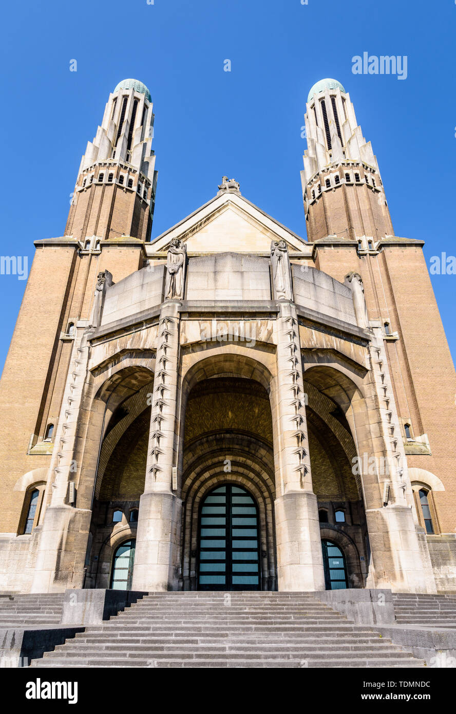 Low Angle View der Fassade der Nationale Basilika des Heiligen Herzens in den Elisabeth Park in Koekelberg, Region Brüssel-Hauptstadt, Belgien. Stockfoto