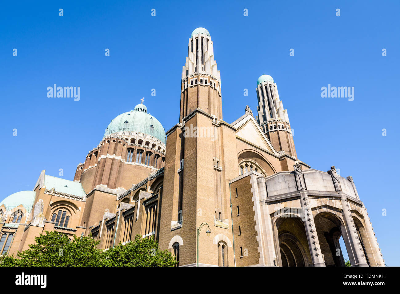 Low Angle View der Nationale Basilika des Heiligen Herzen, in den Elisabeth Park in Koekelberg entfernt, Region Brüssel-Hauptstadt, Belgien. Stockfoto