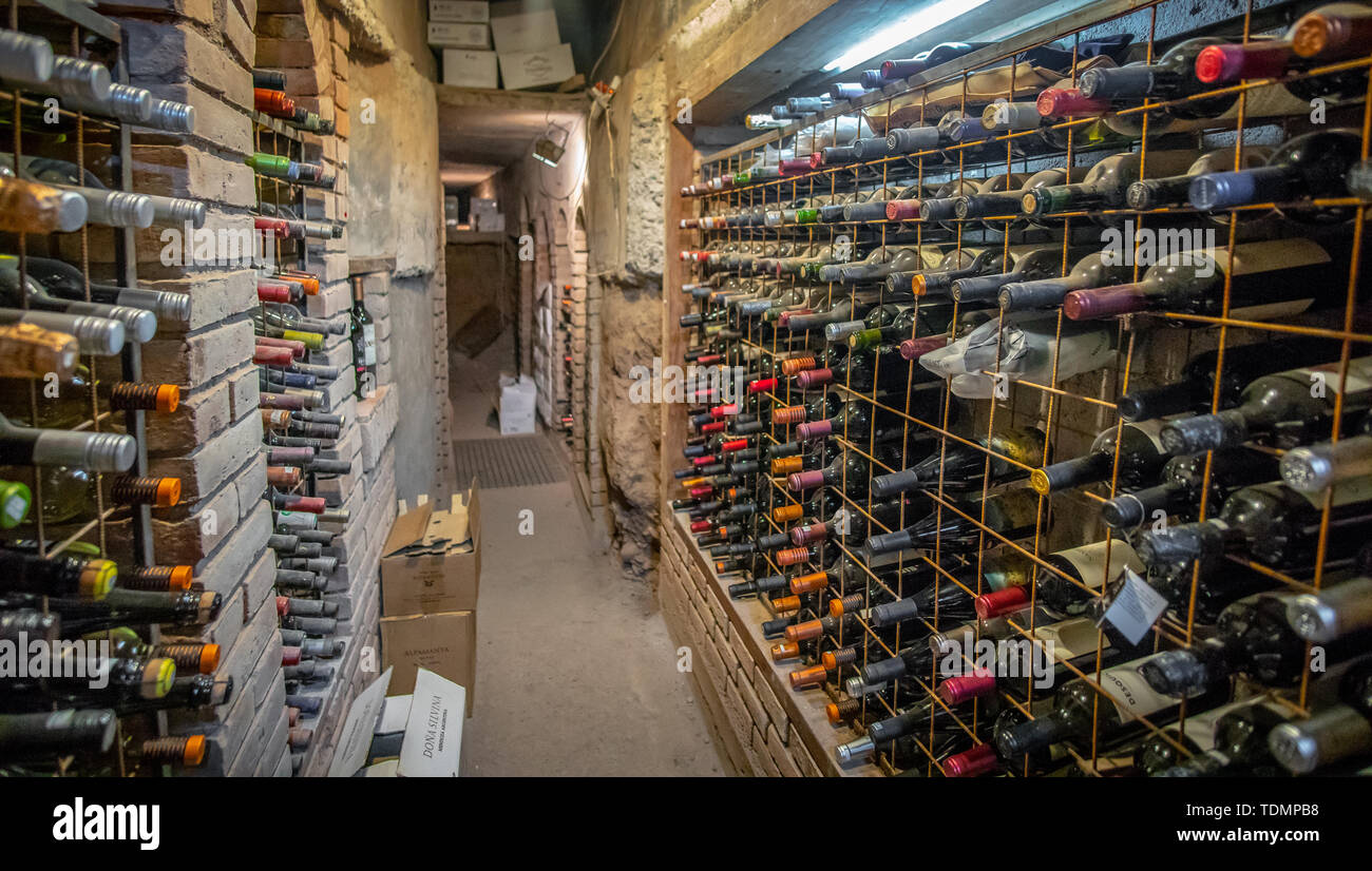 Sehr alte Flaschen Wein altern in unterirdischen Weinkeller im Untergeschoss Stockfoto