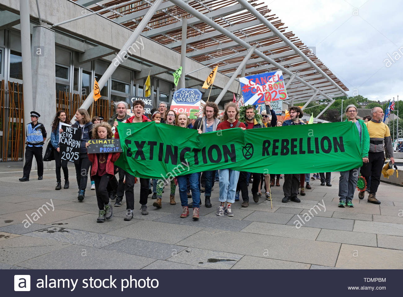 Edinburgh, Schottland, 17. Juni 2019. Aussterben Rebellion Schottland Parade des Lebens, eine im März vom Edinburgh Castle, die Royal Mile, das Holyrood Rebellen Lager außerhalb des Schottischen Parlaments. Hier außerhalb des Parlaments. Dies ist die Reduzierung des CO2-Ausstoßes führen zu markieren, und der Druck auf die Politiker, die das Klima Bill auf dem 18. und 25. Juni Debatte zu halten. Quelle: Craig Brown Stockfoto