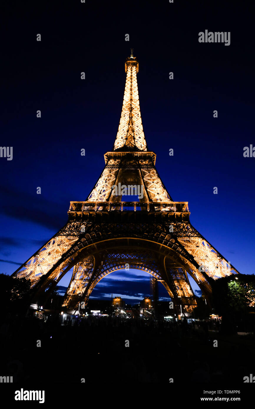 Eiffel Tower ist ein aus dem 19. Jahrhundert Eisen Gitterturm auf dem Champ de Mars in Paris, der einen Welt Symbol für Frankreich geworden. Der Tower, dem höchsten Gebäude der Stadt, ist die am meisten besuchte bezahlt Monument der Welt, mit Millionen von Menschen jährlich besucht. (Foto: Vanessa Carvalho/Brasilien Foto drücken) Stockfoto