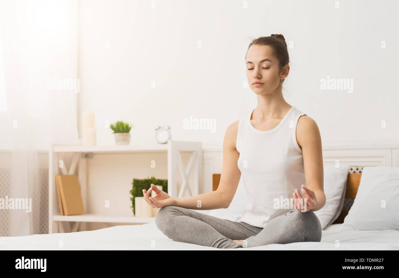 Ruhe am Morgen. Frau Meditation in Lotus Position Stockfoto