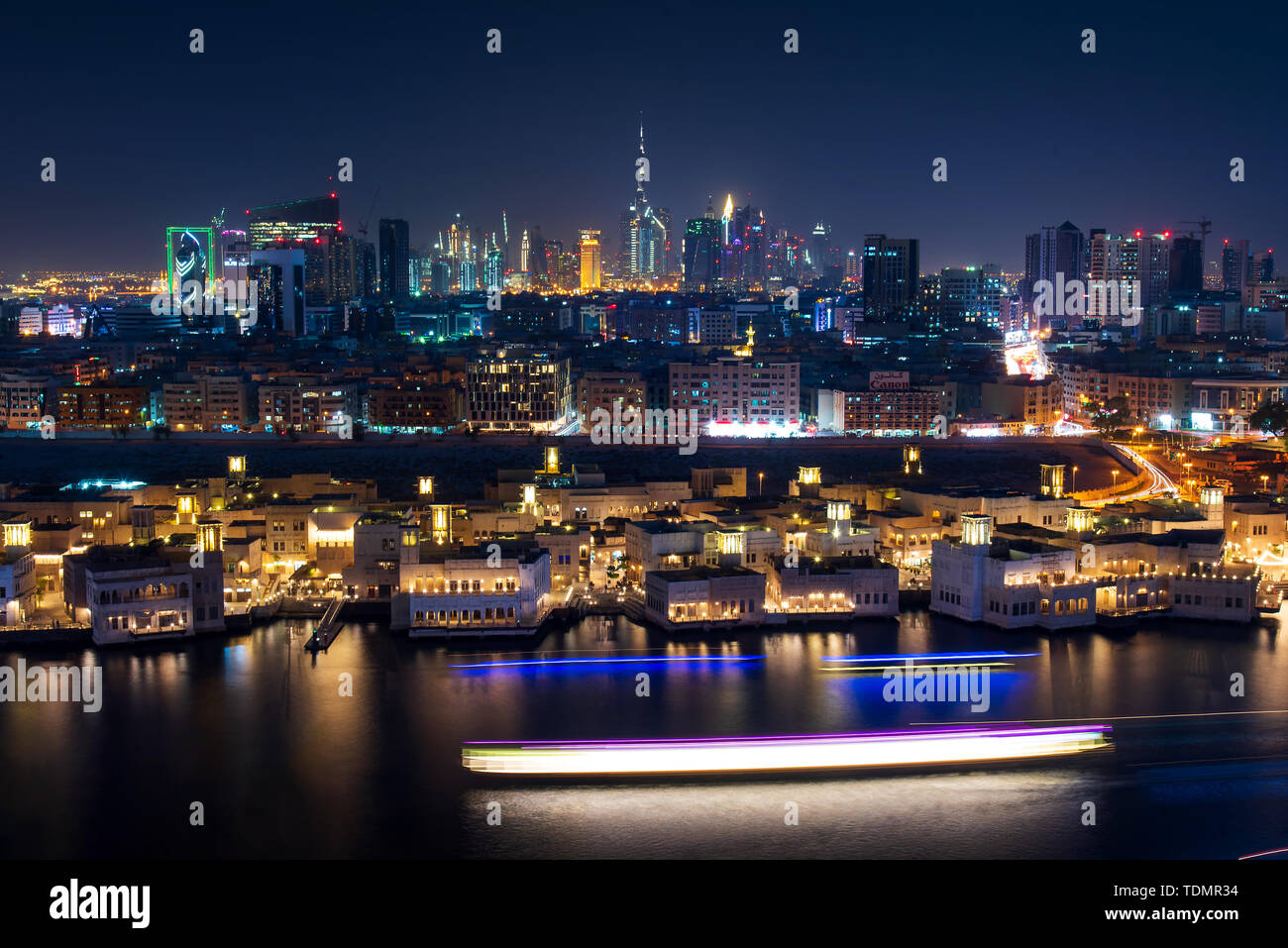 Dubai, Vereinigte Arabische Emirate - Juni 4, 2019: Dubai moderne Skyline Panorama vom Creek in Dubai in den Vereinigten Arabischen Emiraten an der blauen Stunde Stockfoto