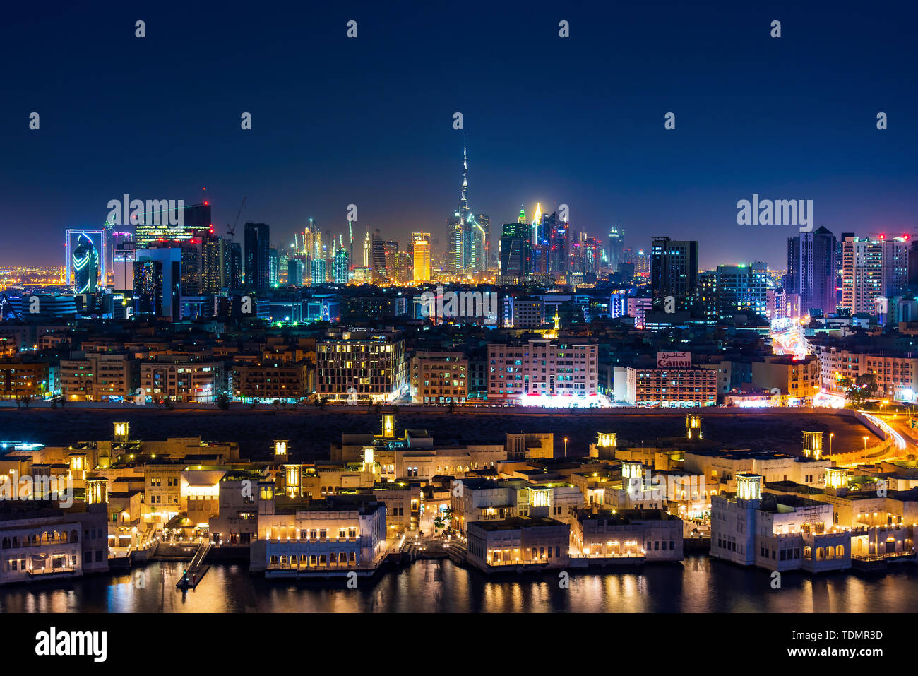 Dubai, Vereinigte Arabische Emirate - Juni 4, 2019: Dubai moderne Skyline Panorama vom Creek in Dubai in den Vereinigten Arabischen Emiraten an der blauen Stunde Stockfoto