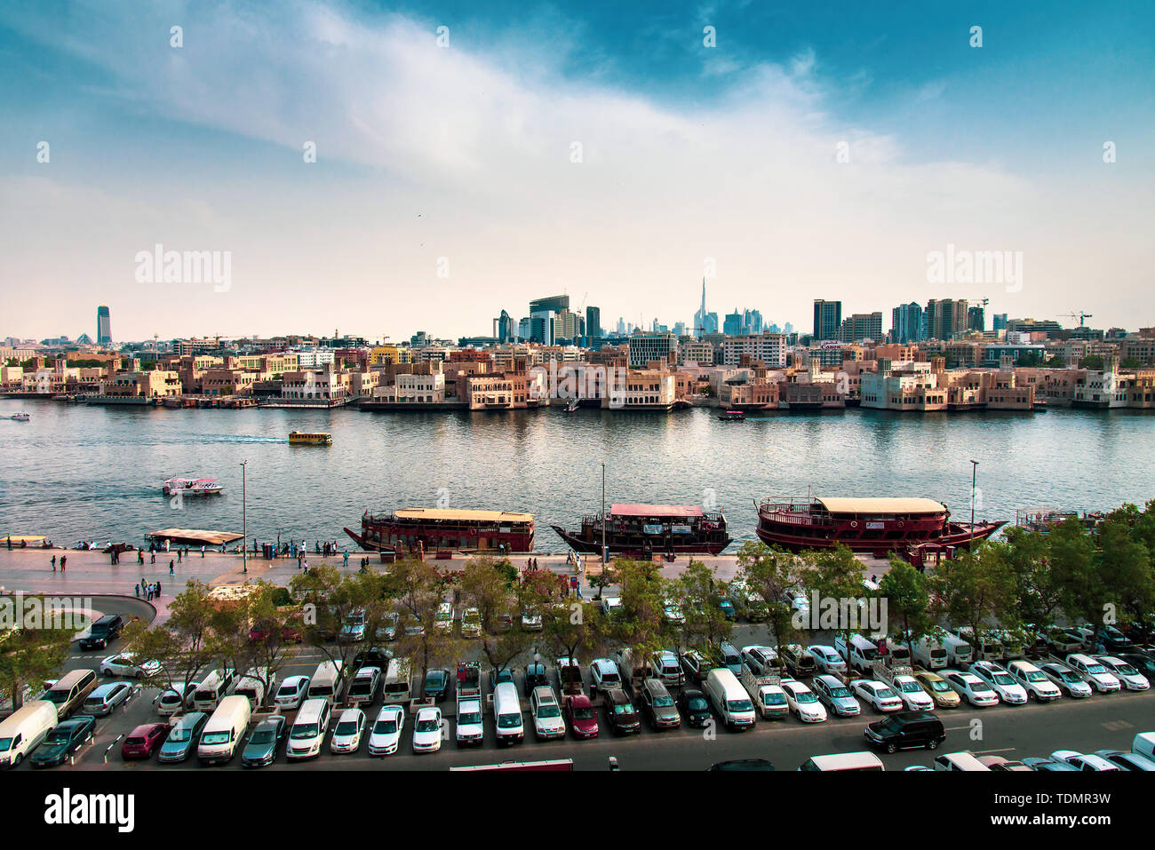 Dubai, Vereinigte Arabische Emirate - Juni 4, 2019: Dubai moderne Skyline Panorama vom Nebenfluß in Deira in Vereinigte Arabische Emirate Stockfoto