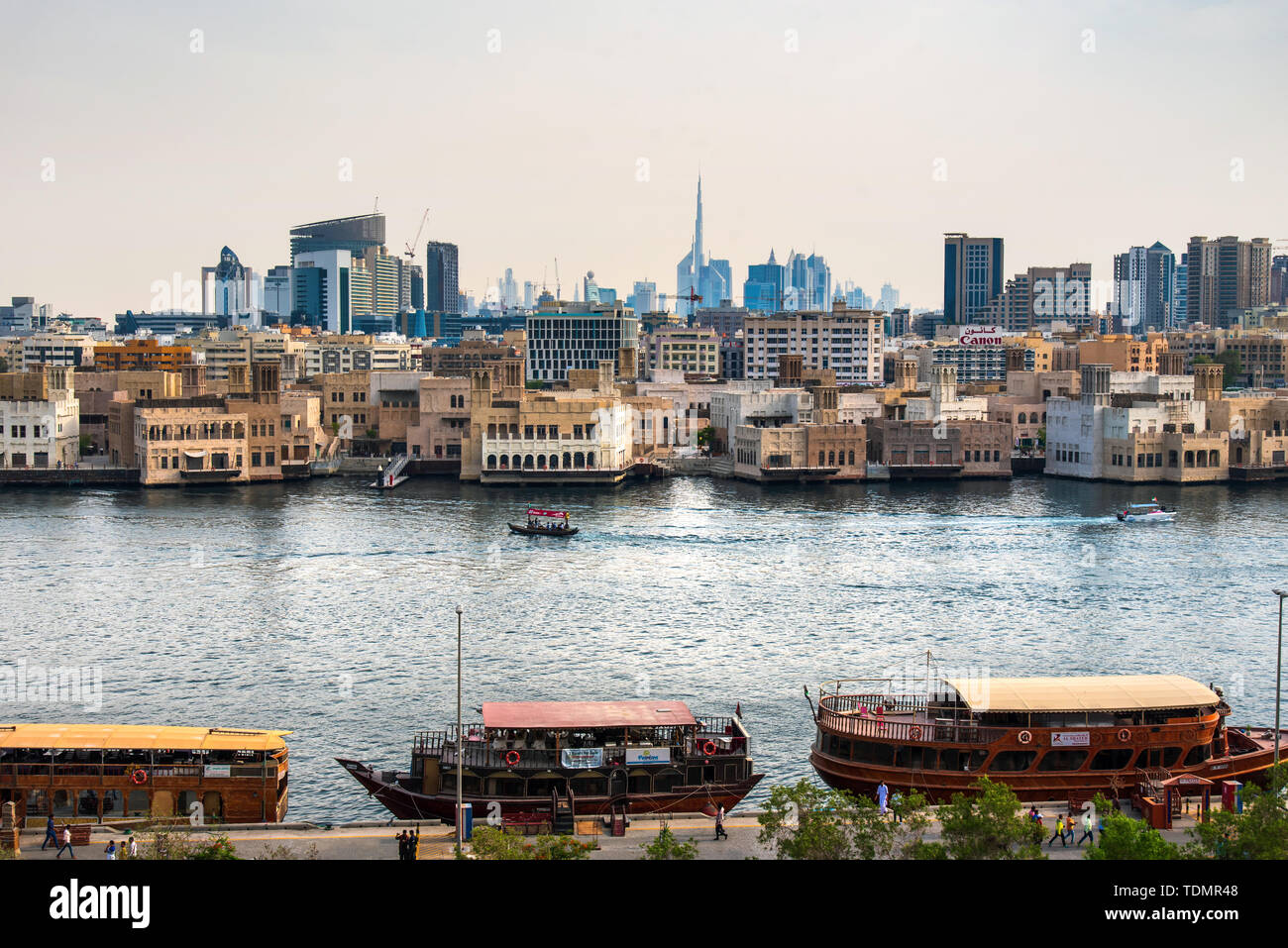 Dubai, Vereinigte Arabische Emirate - Juni 4, 2019: Dubai moderne Skyline Panorama vom Nebenfluß in Deira in Vereinigte Arabische Emirate Stockfoto