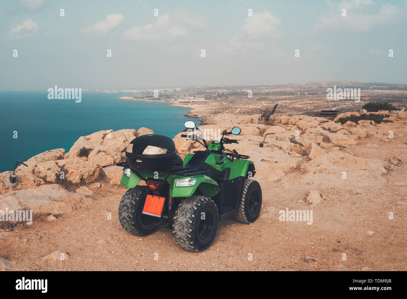 Grüne ATV Offroad auf Meer und Himmel Hintergrund. Zypern Ayia Napa. quad bike zum Mieten für die Unterhaltung der Touristen. Off-road-Fahren in der Wüste Stockfoto