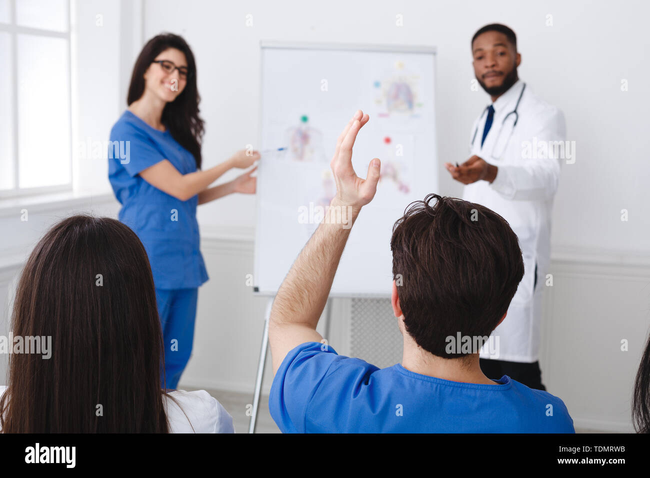 Die medizinische Ausbildung. Ärzte geben Vortrag zu Praktikanten bei Seminar Stockfoto