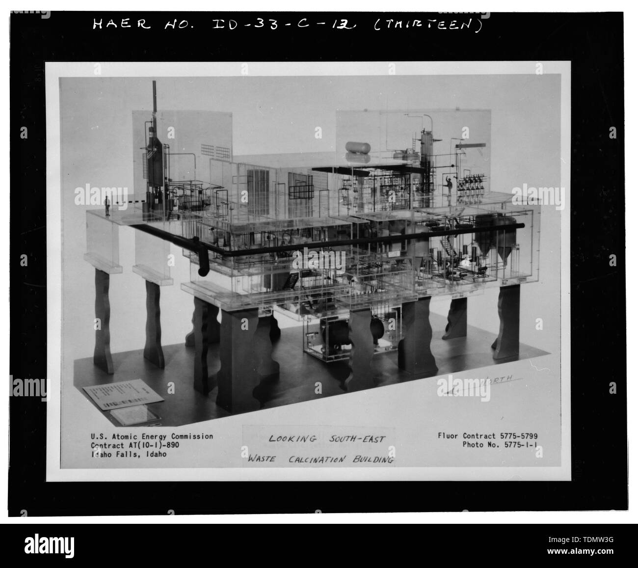 Foto: EIN FOTO VON EINEM MODELL DER ABFÄLLE CALCINATOR Einrichtung, Blick Richtung Südosten. INEEL FOTO Nummer 95-903-1-1. - Idaho National Engineering Laboratory, alte Abfälle Kalzinieren, Scoville, Butte County, ID Stockfoto