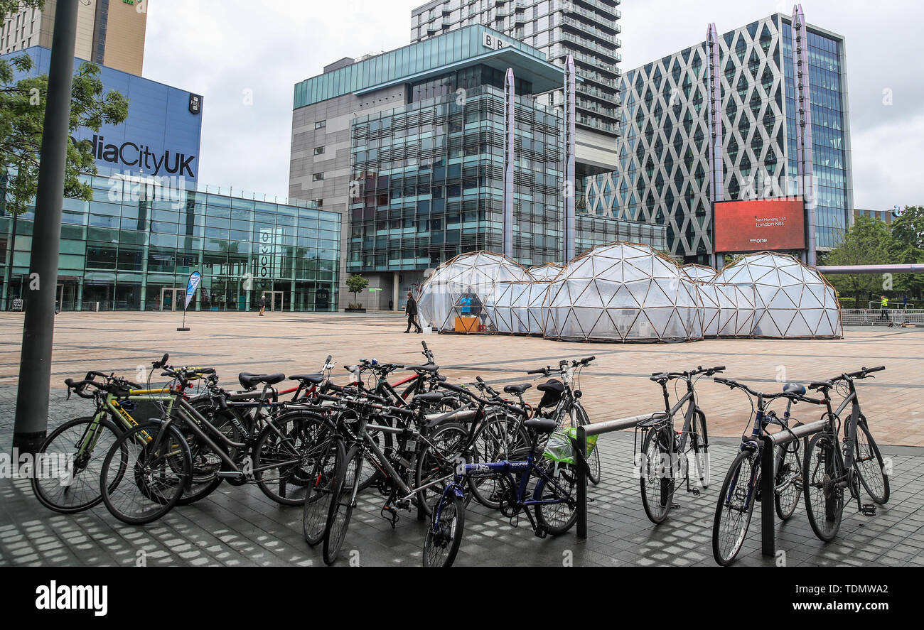 Ein Blick auf die Verschmutzung Pods eingebaut von Cleanairgm.com an MediaCityUK in Manchester. Die Leute können die Luftqualität in Städten auf der ganzen Welt von sauberer Luft von Tautra in Norwegen und den Smog und die Verschmutzung von London, New Delhi, Peking und Sao Paolo, in der Freien airpods repliziert. Stockfoto