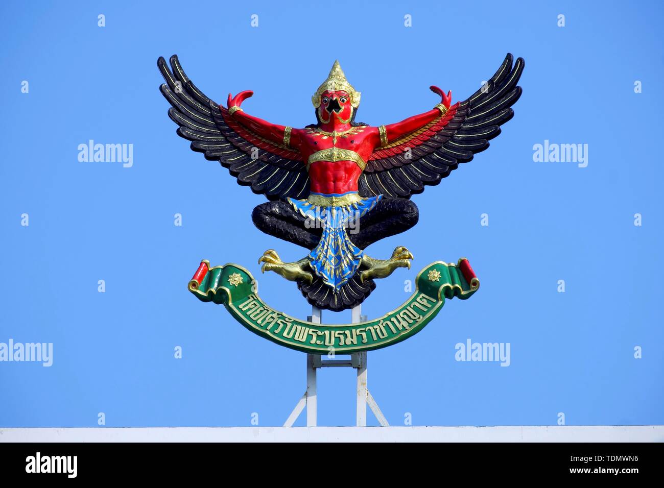 Garuda, der indischen Mythologie, gemischte Kreatur von eagle Abbildung und Mensch, Wappen, Wappen, Insignien, vor blauem Himmel, Thailand Stockfoto