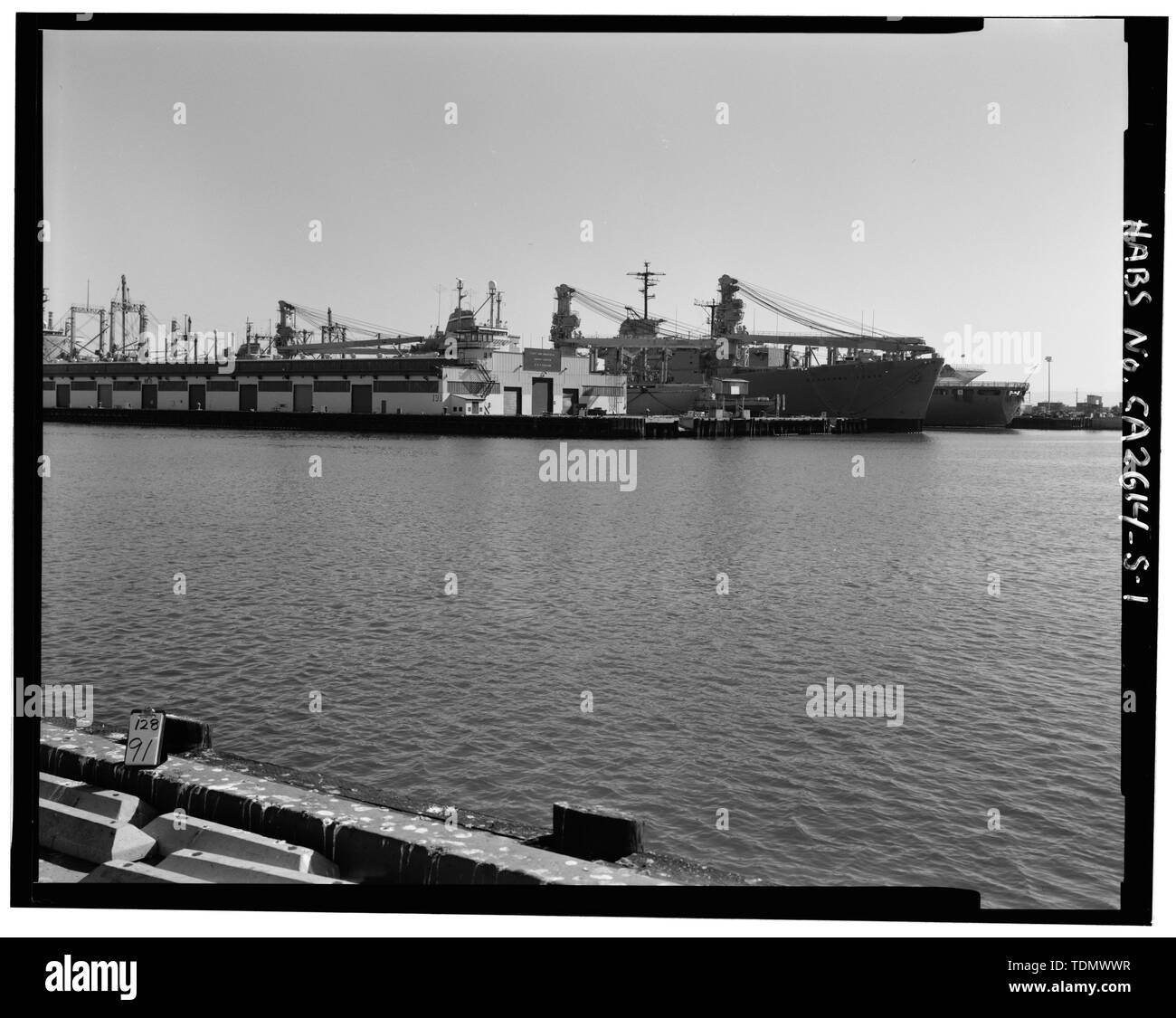 PIER 4, NORDOSTEN, VON WEST END VON NORDEN RN WHARF, nach Südosten über LIEGEPLATZ BEREICHE, MIT SIGNAL TOWER IM ZENTRUM. - Oakland Naval Supply Center, Piers Piers 4 und 5, 4 und 5, Oakland, Alameda County, CA Stockfoto PIER 4, NORDOSTEN, VON WEST END VON NORDEN RN WHARF, nach Südosten über LIEGEPLATZ BEREICHE, MIT SIGNAL TOWER IM ZENTRUM. - Oakland Naval Supply Center, Piers Piers 4 und 5, 4 und 5, Oakland, Alameda County, CA Stockfoto