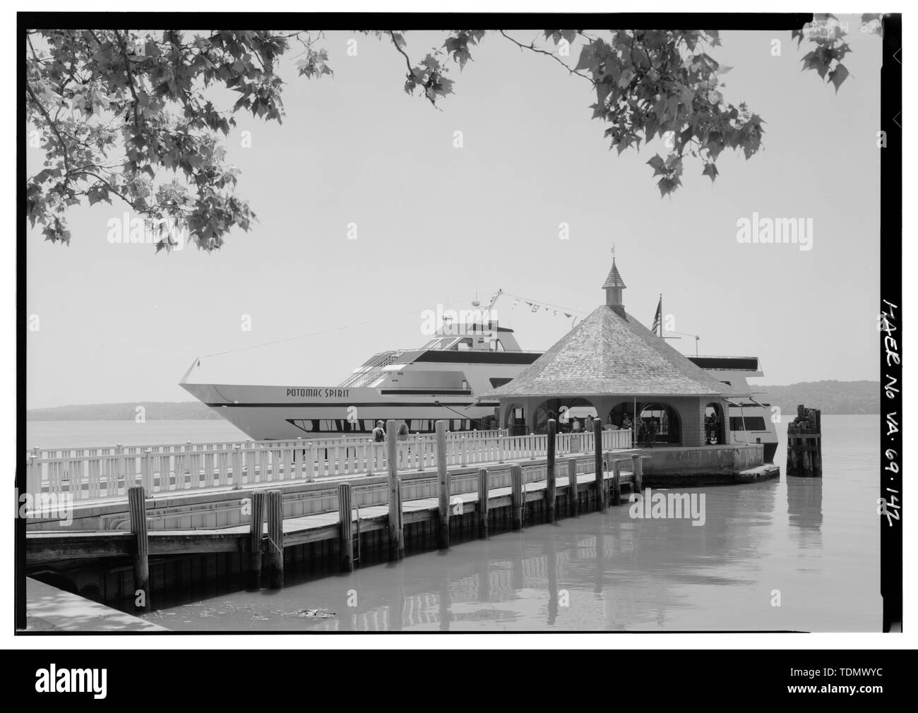 PIER AM MT. VERNON MIT DEM POTOMAC GEIST IM DOCK. Blick nach Osten. - George Washington Memorial Parkway, entlang der Potomac River von McLean nach Mount Vernon, VA, Mount Vernon, Fairfax County, VA; Mount Vernon Avenue Association; US-Armee Korps der Ingenieure; US-Büro der öffentlichen Straßen; Clarke, Gilmore; Beruhigungsmittel, Jay; Toms, R E; Johnson, J W; Simonson, Wilbur; McNary, J V; Barton, Clara; Mount Vernon Damen Association; Garden Club von Amerika; Töchter der Amerikanischen Revolution; United Töchter der Konföderation; koloniale Dames von Amerika; Verein zur Erhaltung der Virginia Antiquitäten; Stockfoto