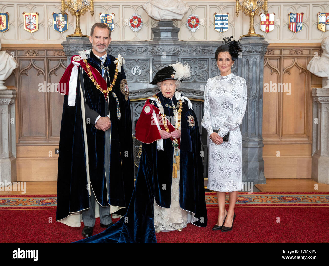 Königin Elizabeth II (Mitte) mit König Felipe VI. von Spanien und seine Frau, Königin Letizia in St. George's Hall, im Schloss Windsor, nach dem König als überzähligen Ritter der Strumpfband, vor der Bestellung des Strumpfband Service im St George's Chapel investiert wurde. Stockfoto