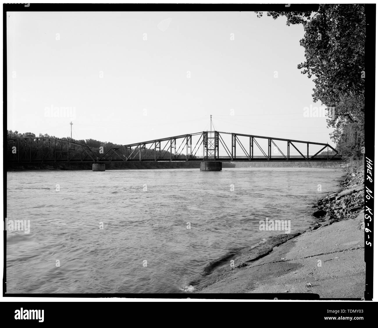 PIVOT SPAN UND TEIL VON WEST festen Zeitspanne. Blick nach Süden. - Leavenworth Brücke, Spanning Missouri River, Leavenworth, Leavenworth County, KS; Leavenworth Terminal, Bahnhof und Brücke Unternehmen; Snyder, E W; Morison, George; Nelles, George T; Union Bridge Company Stockfoto