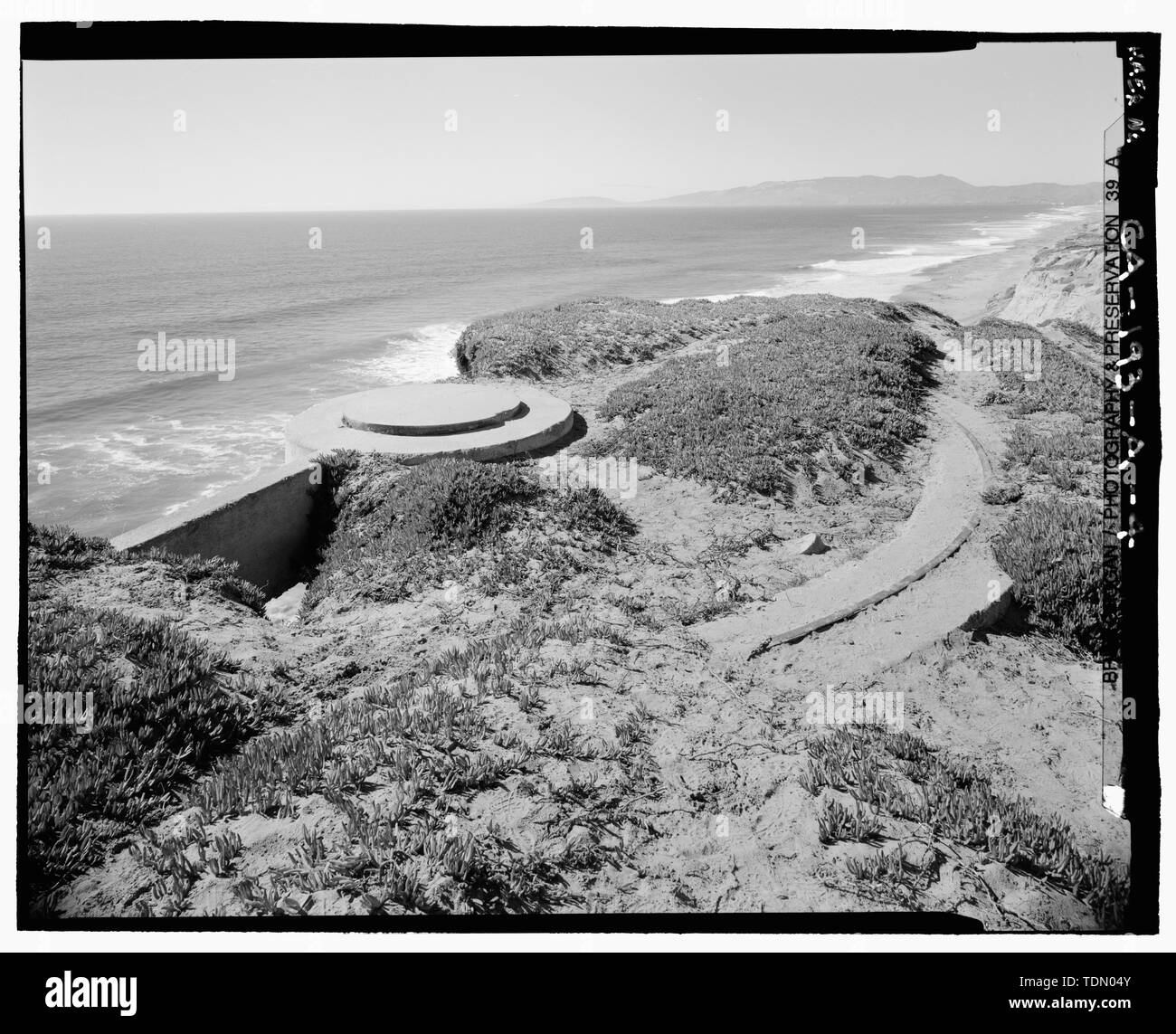 Panama montieren. Hinweis konkrete Ring und Metall. Hinweis cliff Erosion unter Stiftung an der linken Mitte. Suchen 297° W.-Fort Funston, Panama Halterungen für 155-mm-Kanonen, Skyline Boulevard und große Landstraße, San Francisco, San Francisco County, CA Stockfoto