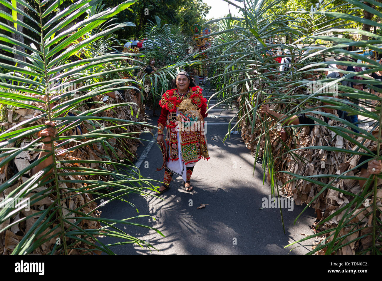 DENPASAR/BALI - 15. JUNI 2019: Baris Memedi Tanz ist bei der Eröffnung des Bali Arts Festival 2019 durchgeführt. Es ist ein magischer Tanz, der s führt Stockfoto