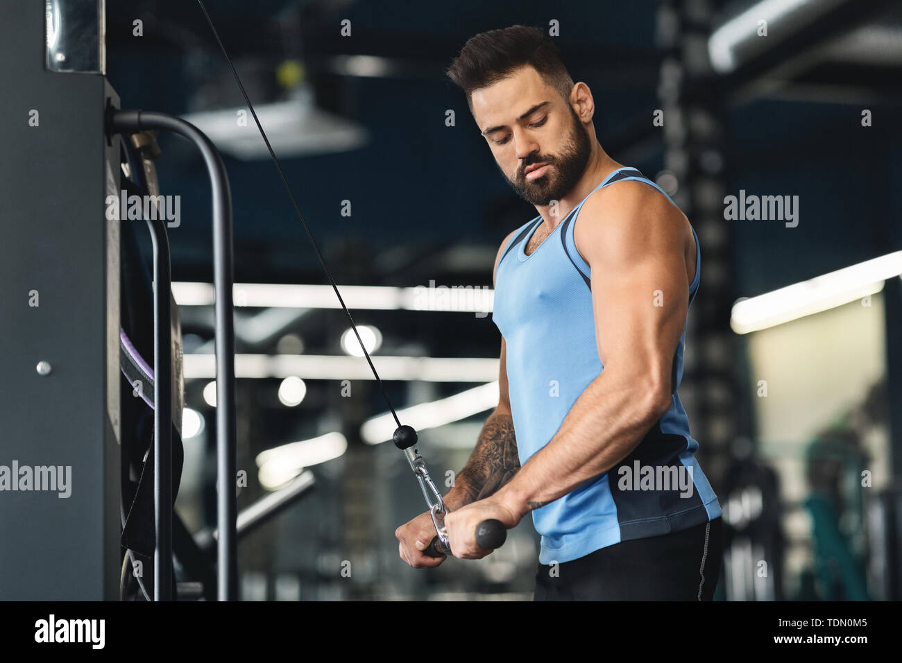 Muskulöse Mann pumpen Hände an der Turnhalle Innenraum Stockfoto