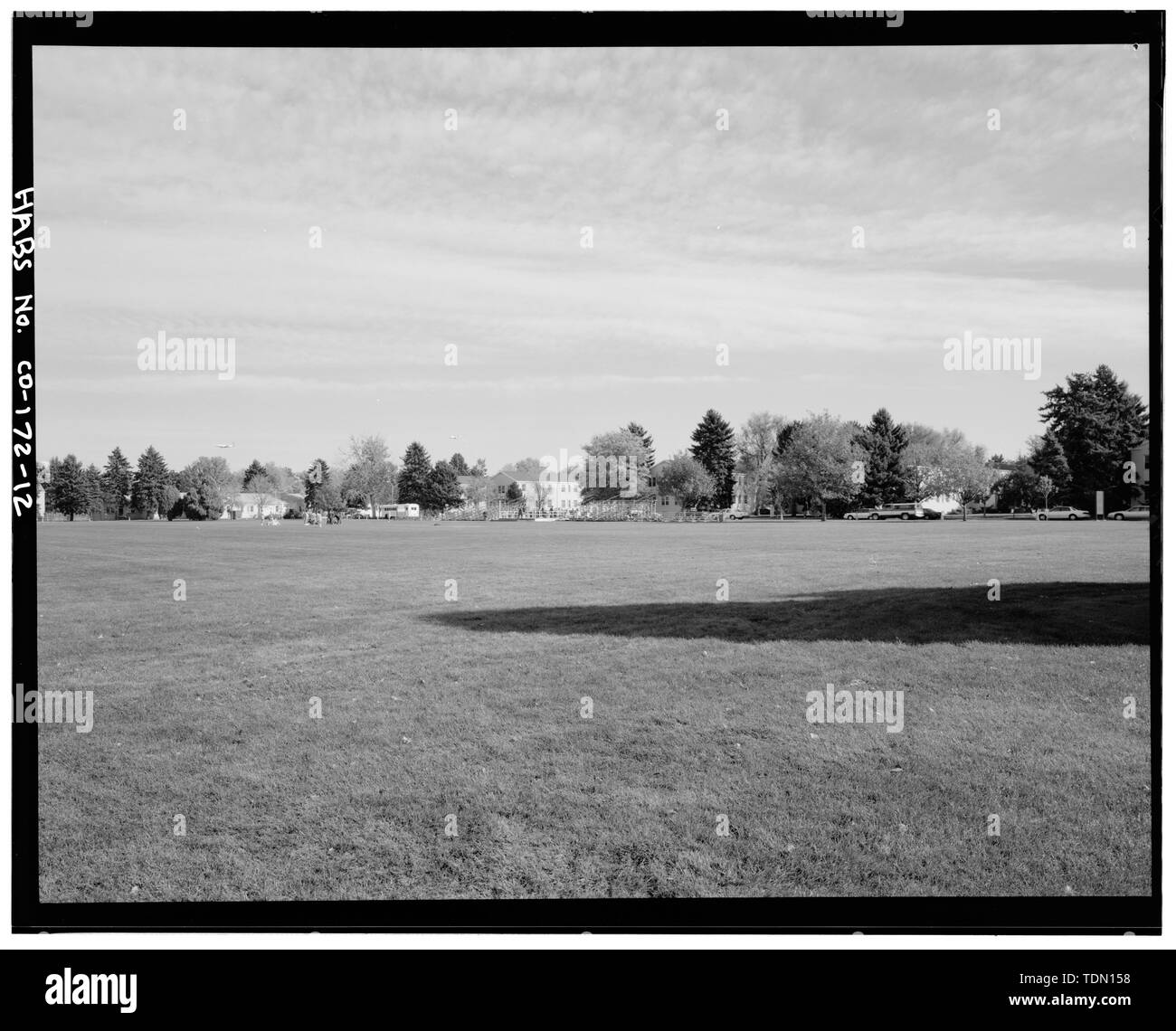 Parade Feld, Blick von Ecke von South Hutton St. und Charlie Kelly Blvd. Nach Nordosten in Richtung der Serie 400 Quartale. - Fitzsimons General Hospital, von Osten Colfax Bounded nach Süden, Peoria Street West, Denver - und Adams County Line nach Norden, und die U.S. Route 255 Osten, Aurora, Adams County, CO Stockfoto