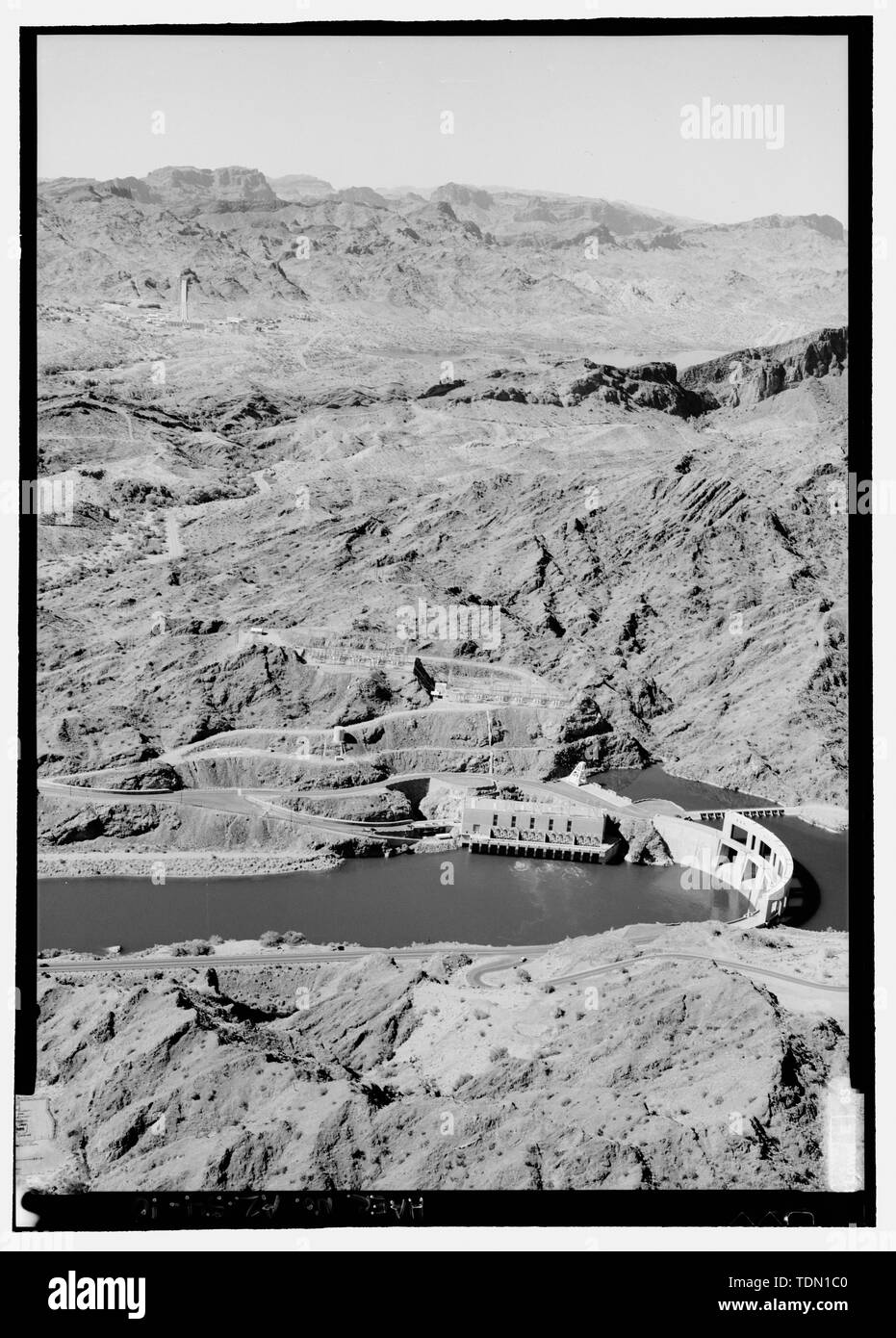Parker Dam mit Gene Pumpe Pflanze im Hintergrund. - Parker Dam, Spanning Colorado River zwischen AZ und CA, Parker, La Paz County, AZ Stockfoto
