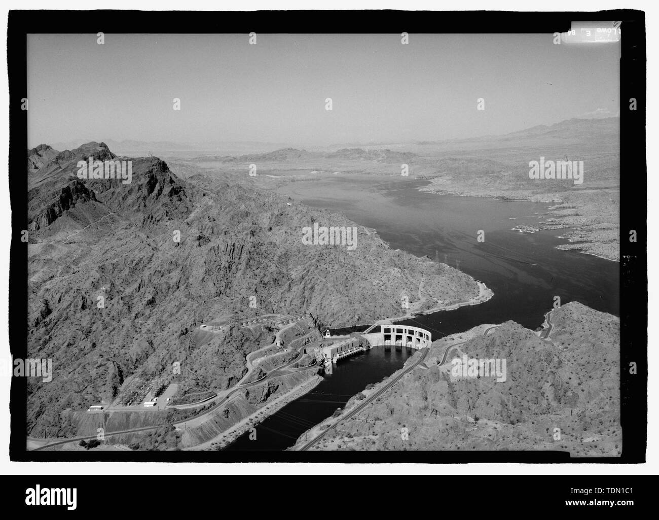 Parker Dam, nach Nordwesten. - Parker Dam, Spanning Colorado River zwischen AZ und CA, Parker, La Paz County, AZ Stockfoto