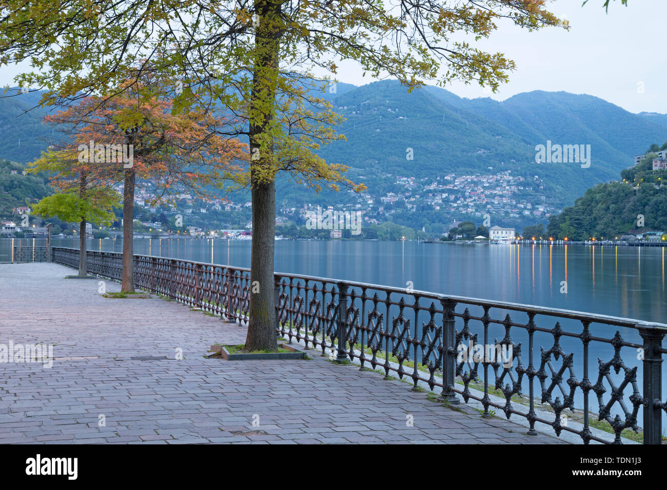 Como - die Promenade der Stadt und der Comer See am Morgen. Stockfoto