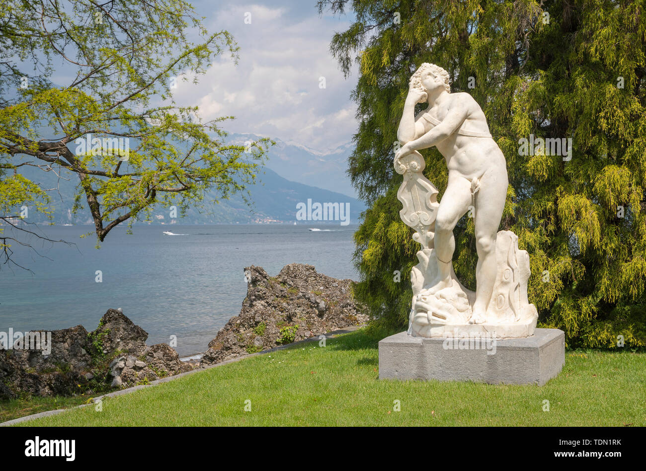 BELAGGIO, Italien, 10. Mai 2015: Die Statue des Apollo in den Gärten der Villa Melzi von G. Della Porta ab 16. Stockfoto