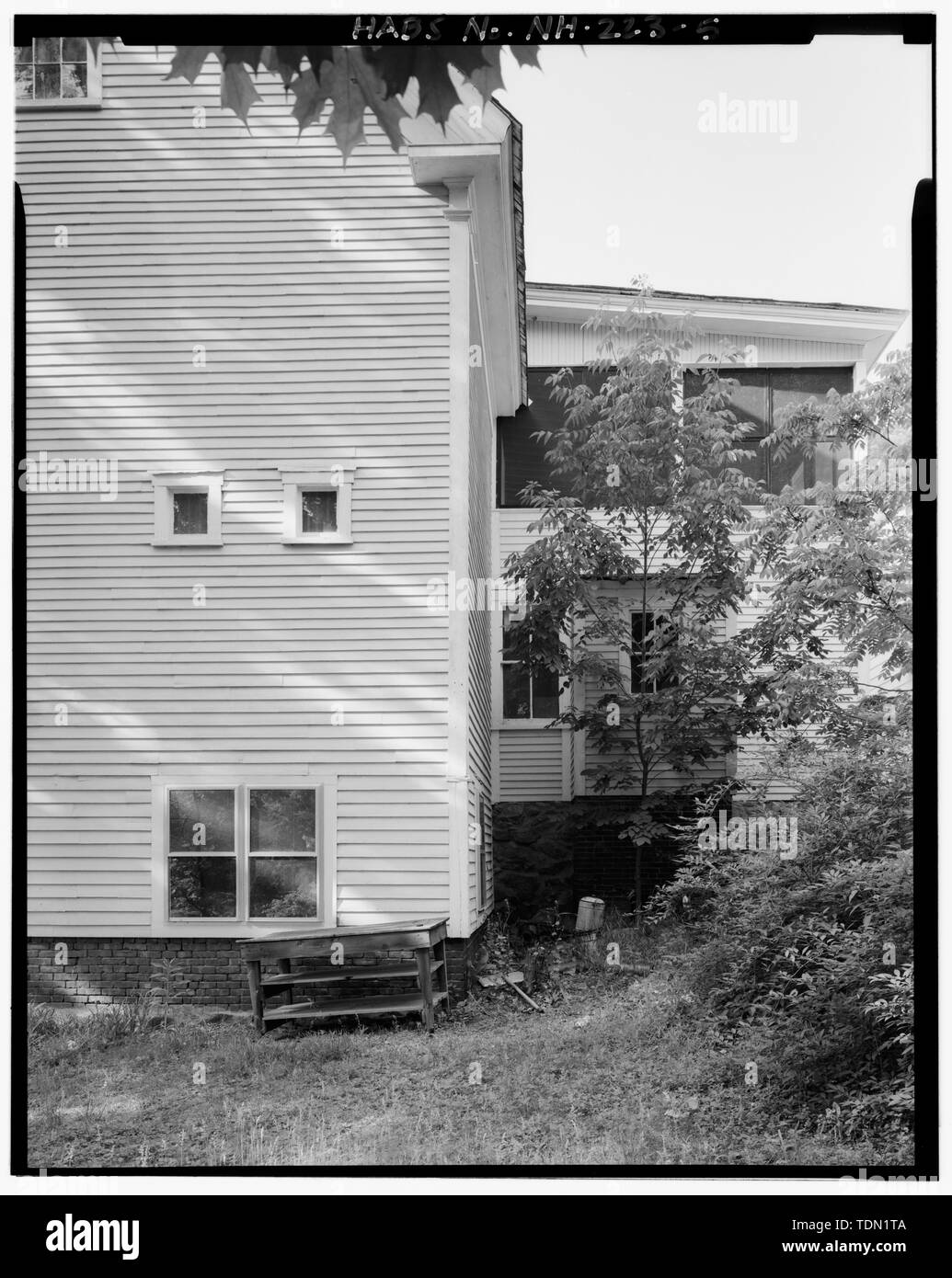 Teilweise hinten der Erhöhung von Beförderung Scheune und zwei-stöckige Verbindung zwischen Haus und Scheune. - William Thompson House, 45 Central Street, Franklin, Merrimack County, NH Stockfoto
