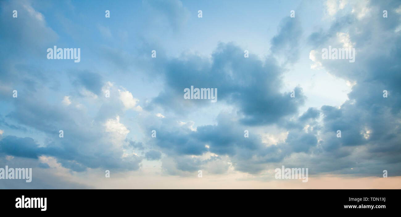 Blauer Himmel Wolken Hintergrund. Schöne Landschaft mit Wolken am Himmel Stockfoto