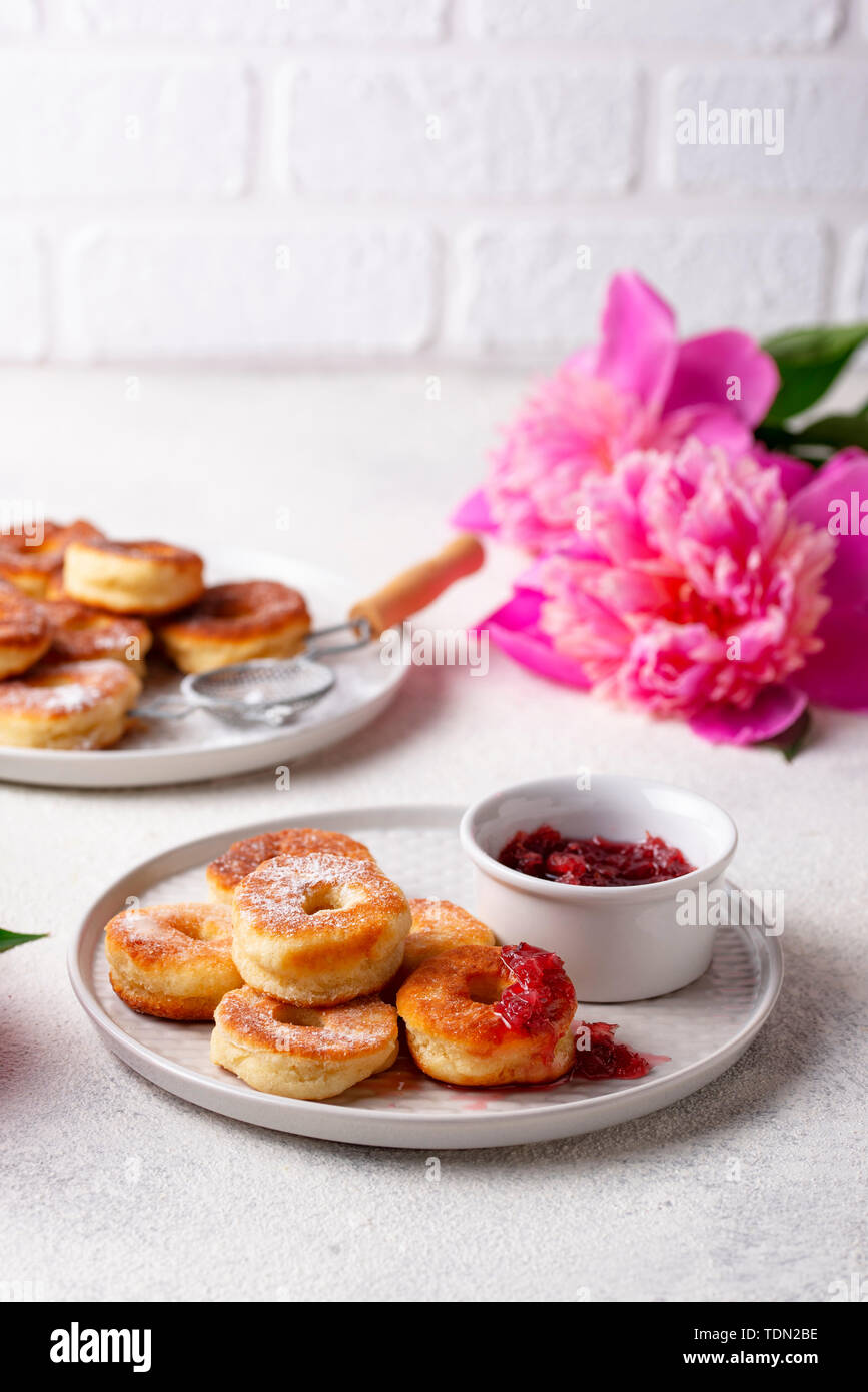 Hausgemachten Krapfen mit Rose jam Stockfoto