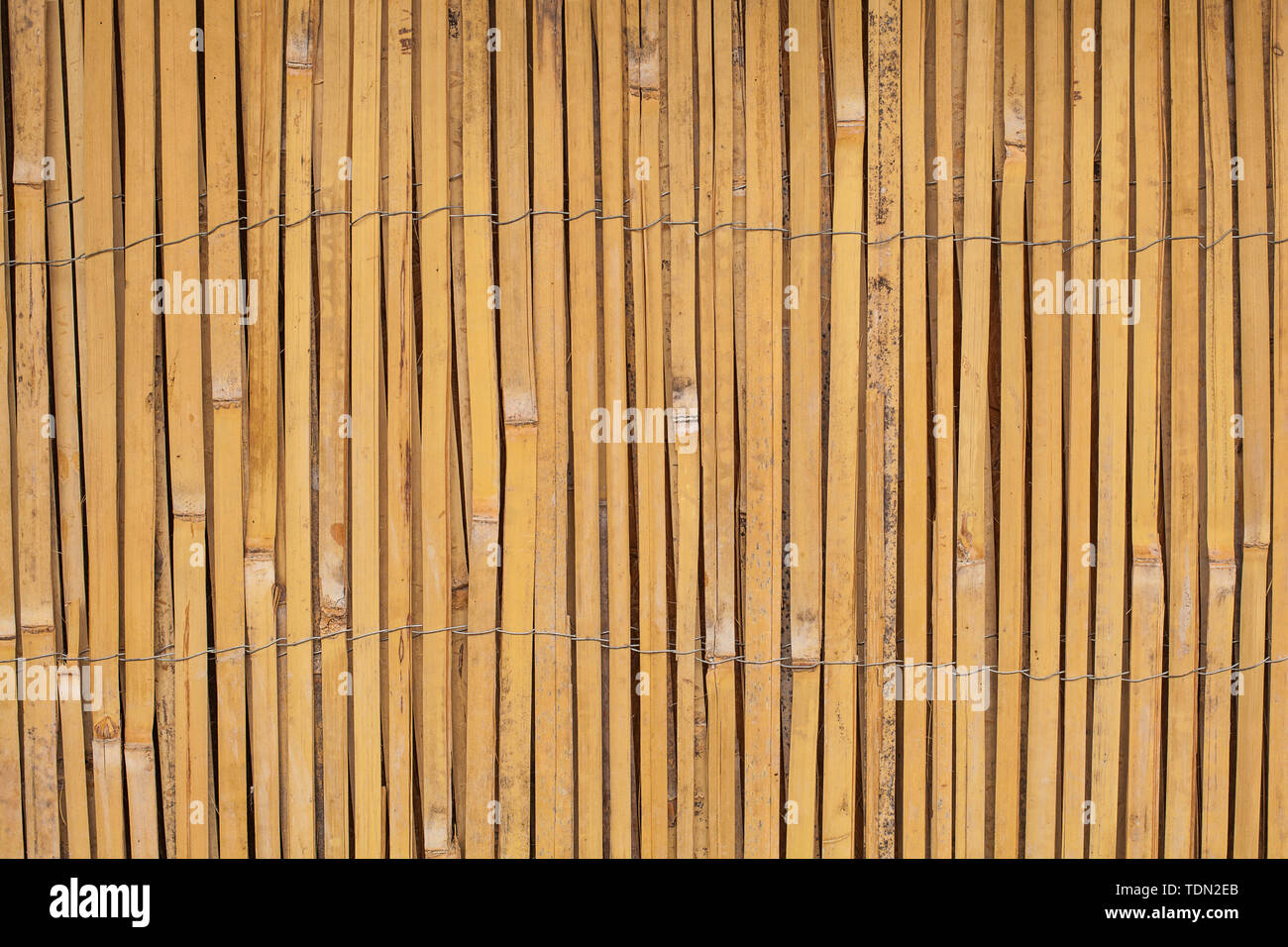 Vintage Holz Bambus Hintergrund. Dnne cane Bamboo verbunden mit Kabel  Hintergrund Stockfotografie - Alamy