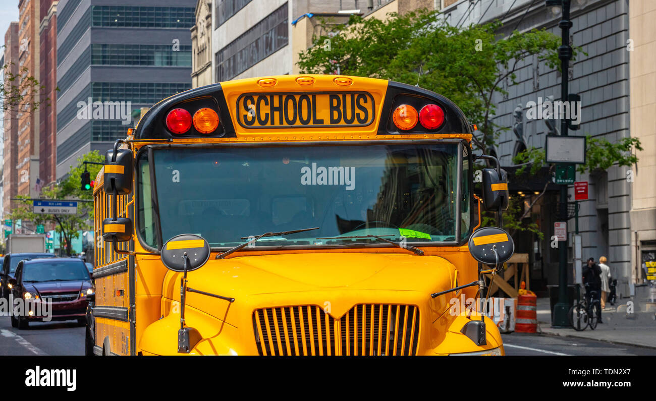 School Bus, New York. Gelbe klassischen öffentlichen Bus auf der Straße, in der Innenstadt von Manhattan. Stockfoto