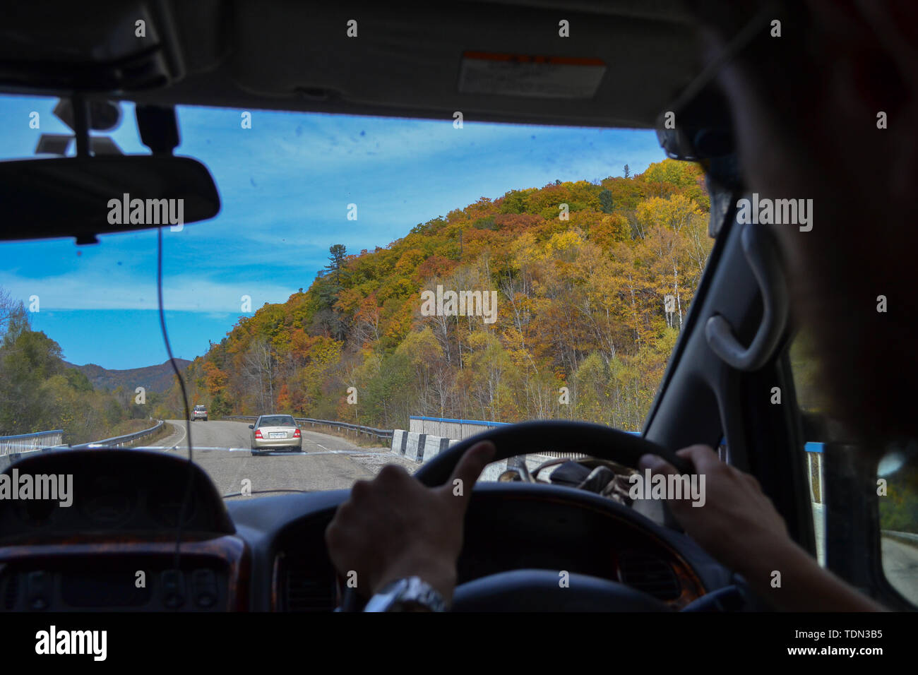 Fahrer hinter dem Lenkrad des Autos Innenansicht Stockfoto
