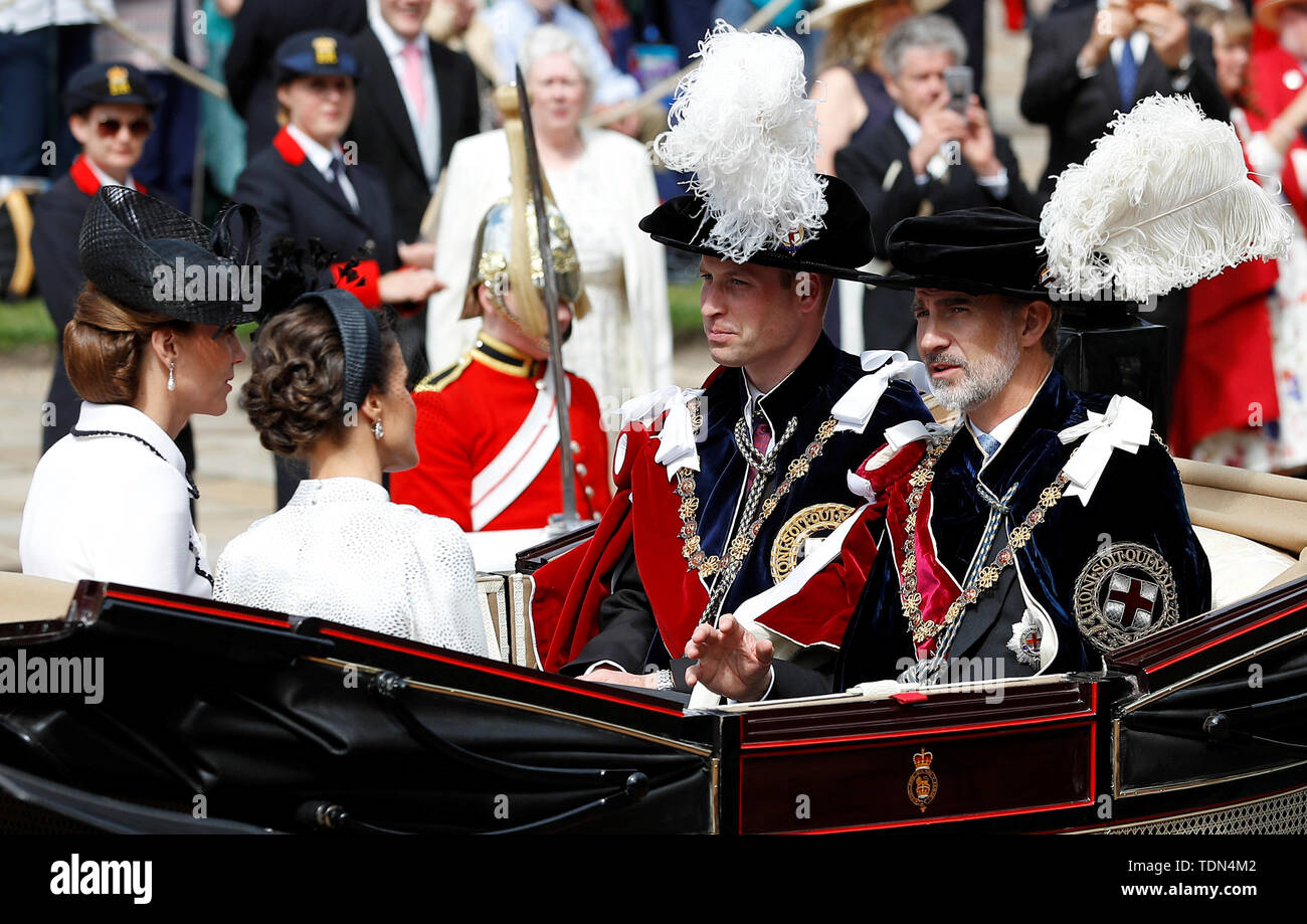 Der Herzog und die Herzogin von Cambridge, dem spanischen König Felipe und Letizia Königin verlassen die jährliche Bestellung der Strumpfband Service im St George's Chapel, Windsor Castle. Stockfoto