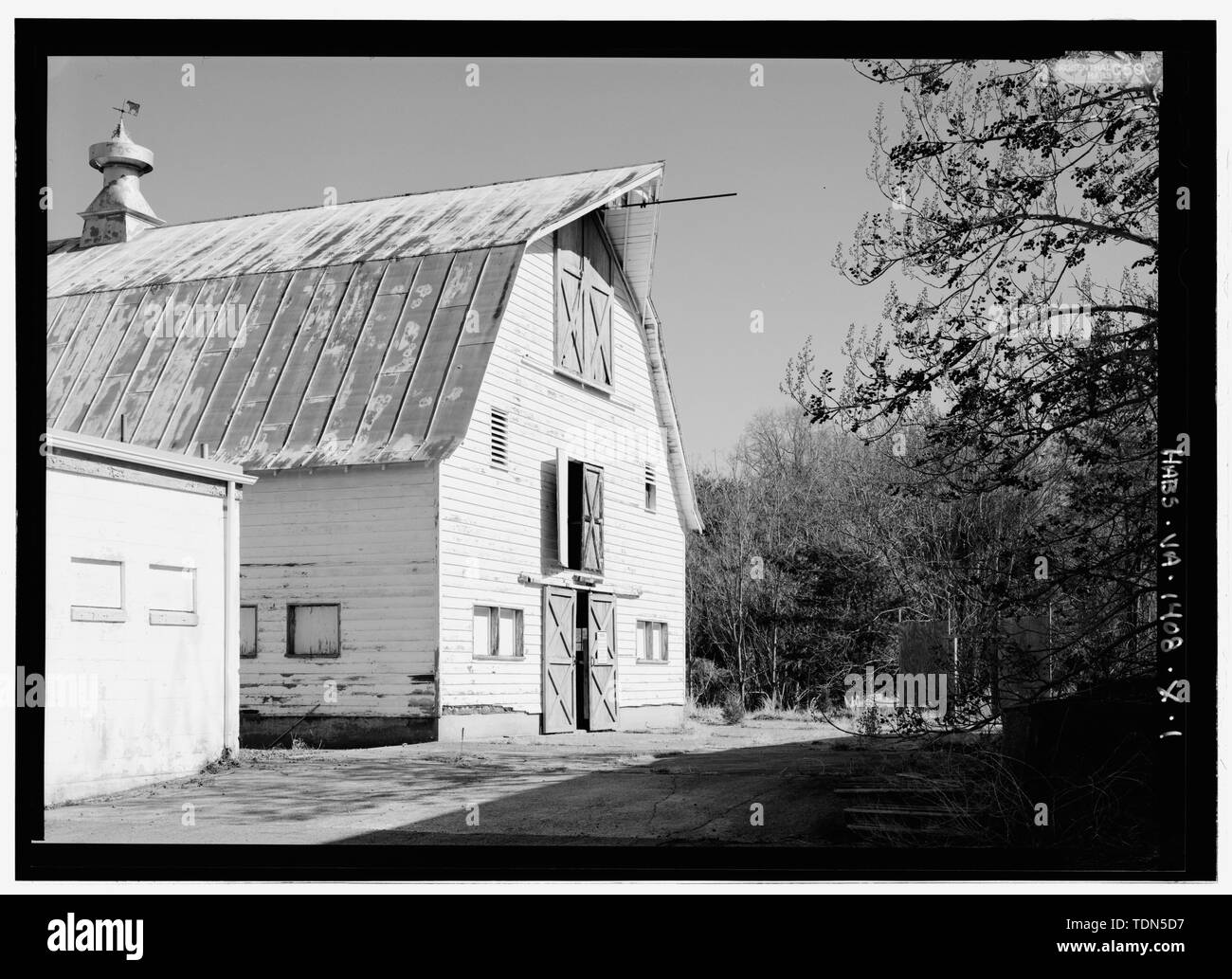 Blick von Süden - Blue Ridge Sanatorium, Gebäude Nr. 1926, Ostseite der State Route 20, 25 km südlich der I-64, Charlottesville, Charlottesville, VA; Preis, Virginia B, Sender Stockfoto