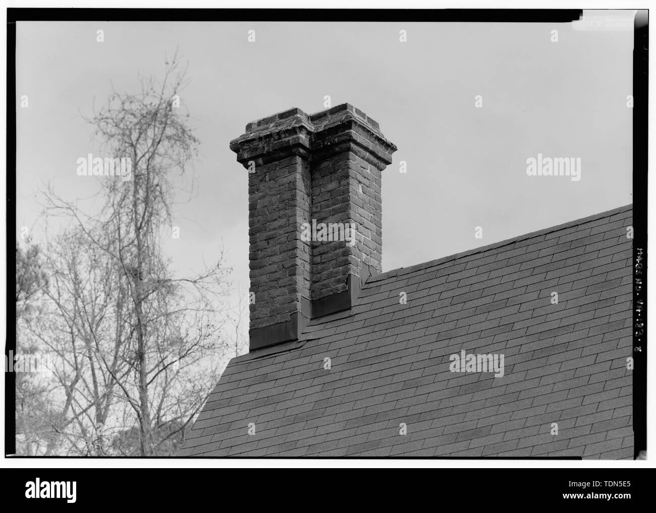 Perspektivische Ansicht des Kiskiack suchen aus dem Südwesten, in der Nähe der nördlichen Giebelseite T-förmigen Schornstein - Kiskiack, Naval Mine Depot, State Route 238 Nähe, Yorktown, York County, VA Stockfoto