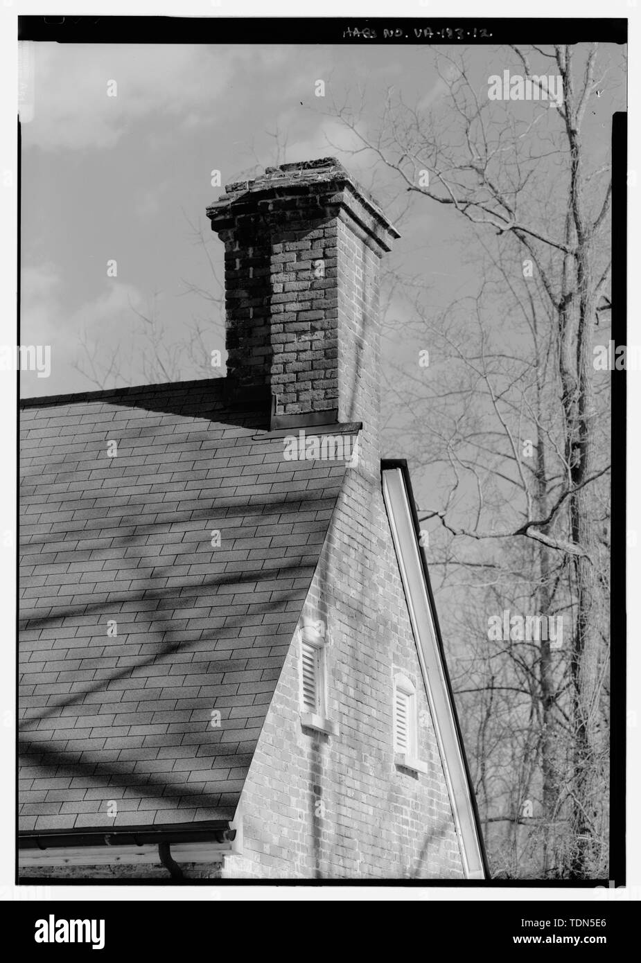 Perspektivische Ansicht des Kiskiack suchen aus dem Südwesten, in der Nähe der südlichen Giebelseite T-förmigen Schornstein - Kiskiack, Naval Mine Depot, State Route 238 Nähe, Yorktown, York County, VA Stockfoto