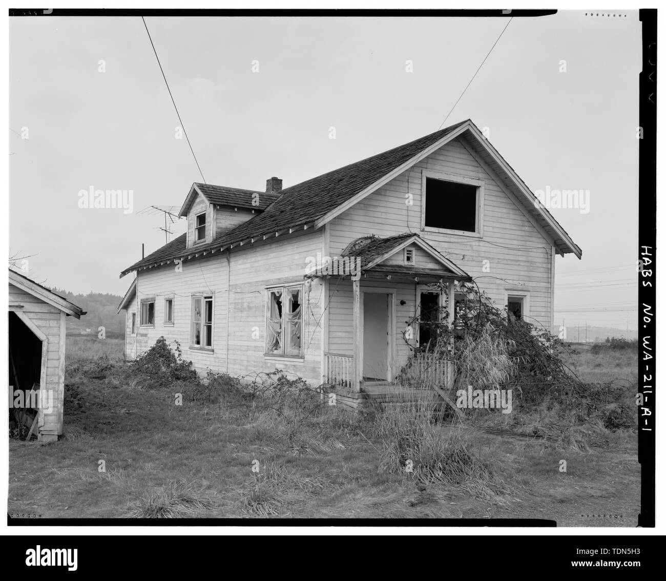 Perspektivische Ansicht des SE-Ecke der Rand von Bauernhaus Bauernhaus mit Garage auf der linken Seite, für andere außenansichten von Bauernhaus. Siehe Fotos WA -211-3 -211-2, WA, WA-211-B-1, WA-211-C-1 und WA-211-C-2. - Kosai, Bauernhof, B Straße, nördlich von Nordwesten Twenty-ninth Street, Auburn, King County, WA Stockfoto