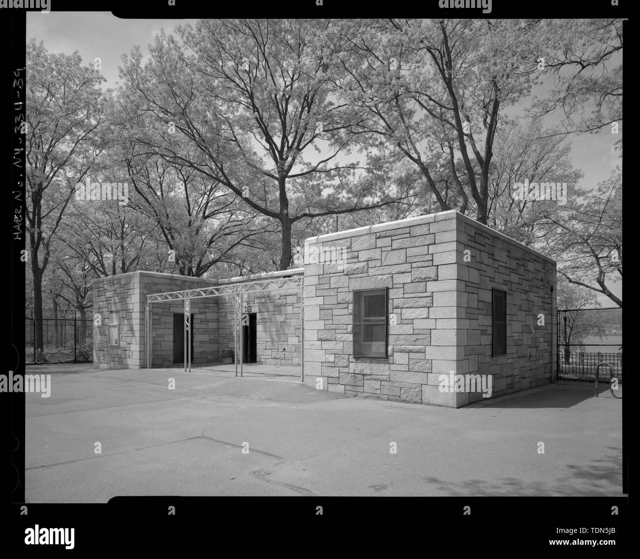 Perspektivische Ansicht des Ten Mile River Spielplatz komfort Station, Riverside Park an der West 148 Street, riverfront Ebene, nach Südwesten. - Henry Hudson Parkway, Verlängerung 11,2 Meilen von West 72nd Street zu Bronx-Westchester Grenze, New York, New York County, NY Stockfoto